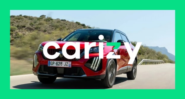 logo Carizy sur SUV sur route