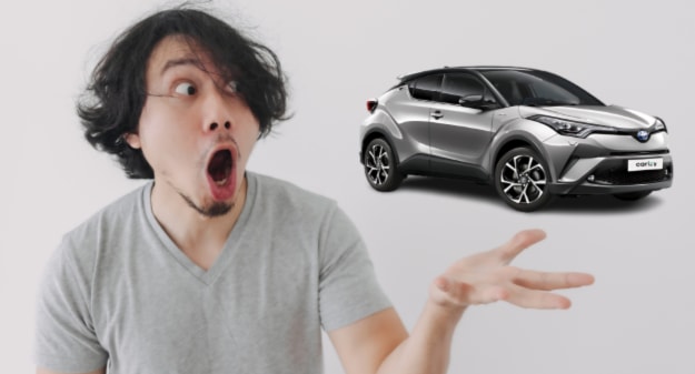 jeune homme choqué avec une voiture à côté 