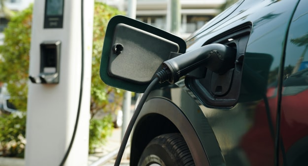 voiture électrique qui se recharge à une borne de recharge