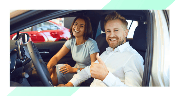 couple souriant dans une voiture