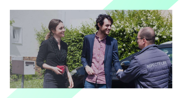 Image montrant une transaction clients et des gens satisfaits