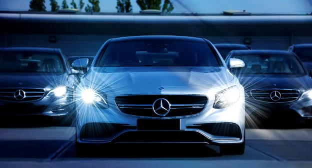Mercedes plein phares sur une route 