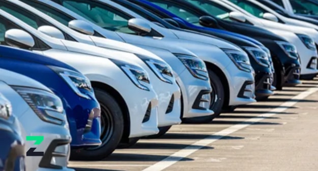 rangée de voitures sur un parking