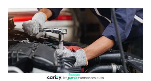 mécanicien qui resserre un boulon sur une voiture