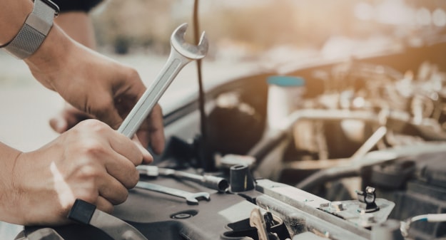 mécanicien face à un moteur de voiture