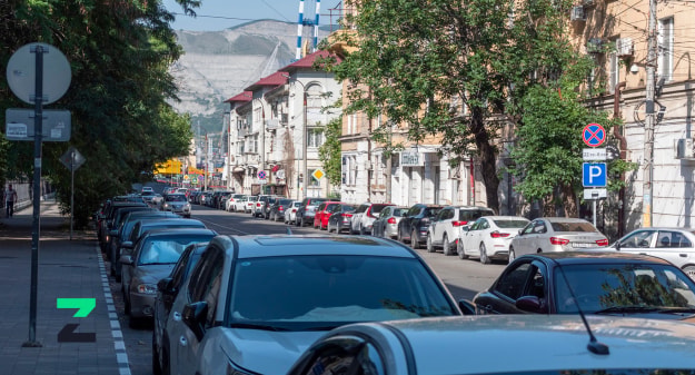 rangée de voitures garées dans une rue 