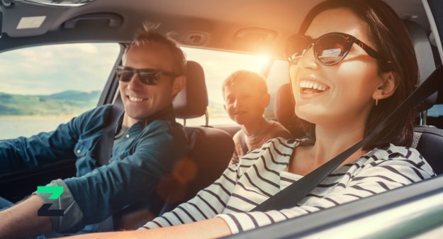 famille souriante dans une voiture