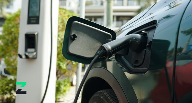 voiture qui se recharge à une borne de recharge