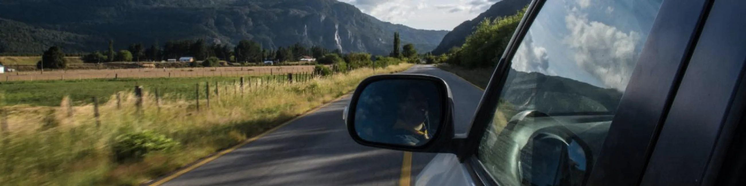 voiture sur une route de campagne