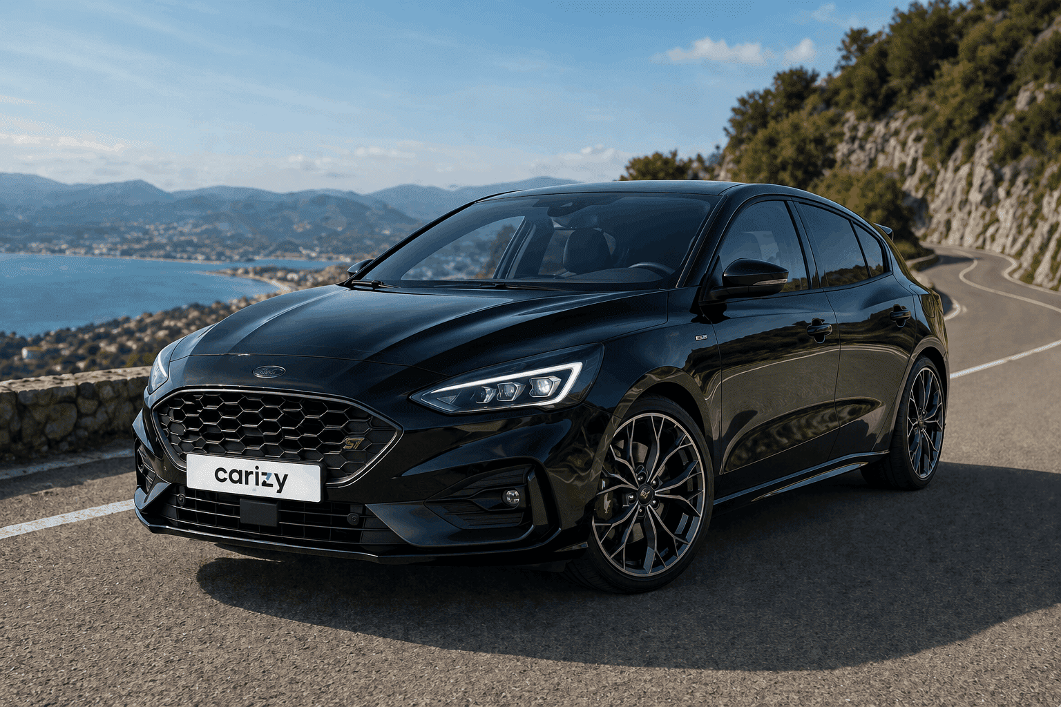 voiture de sport avec plaque Carizy sur route corniche