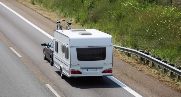 voiture qui tracte une caravane