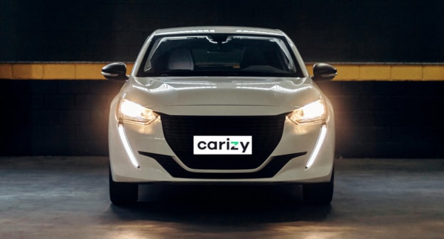 voiture plein phare avec une plaque Carizy