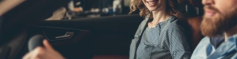 Image de personnes ayant effectué une procuration pour la vente de leur voiture