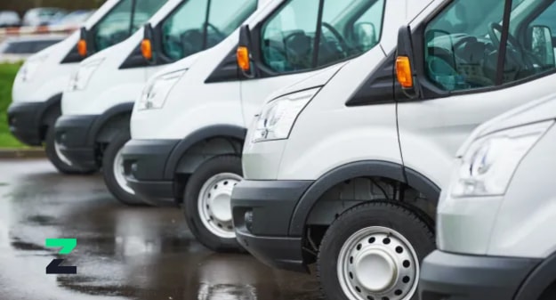 rangée d'utilitaires sur un parking
