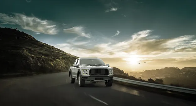 pick-up sur une route de montagne 
