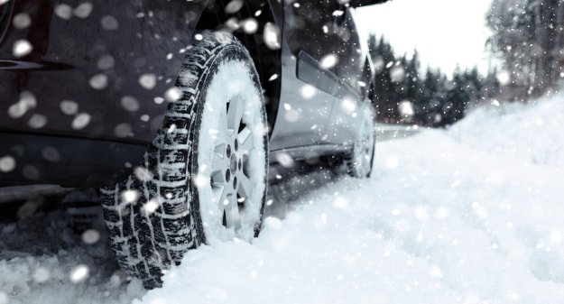 voiture qui roule sur de la neige