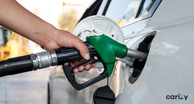 pistolet de carburant dans une trappe de voiture