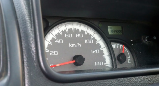 compteur kilométrique d'une voiture