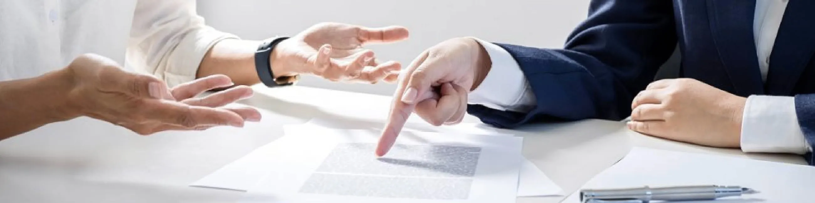 mains autour d'un document papier